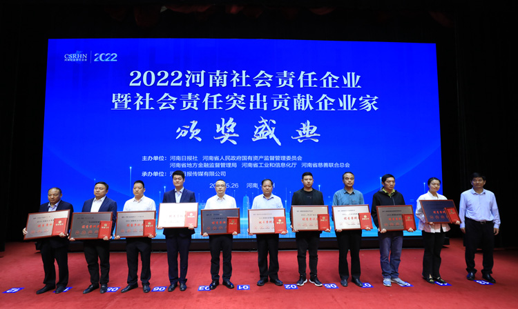 配圖一：左五鄭州日產(chǎn)總經(jīng)理助理兼區(qū)域營銷部部長常軍.jpg